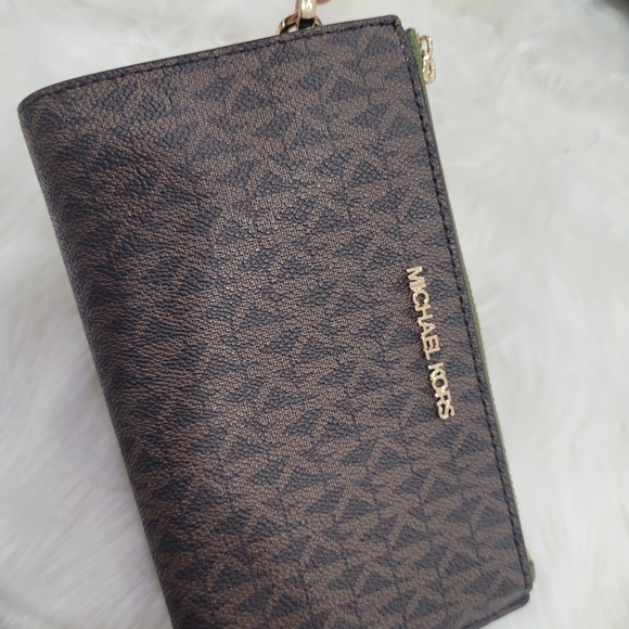 🤎🔹️Michael Kors🔹 Erin Small Backpack , wallet and crossbody- Evergreen Brown - Picture 3 of 13